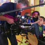 Des petits aulnaysiens testent les produits du SIAL devant les caméras de TF1