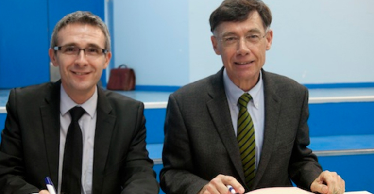 Stéphane Troussel (à gauche) et Jean-Louis Brison (à droite) ont signé jeudi dernier la poursuite du dispositif lancé en 2008 à l'initiative du Conseil Général. | (C) Conseil Général de la Seine-Saint-Denis