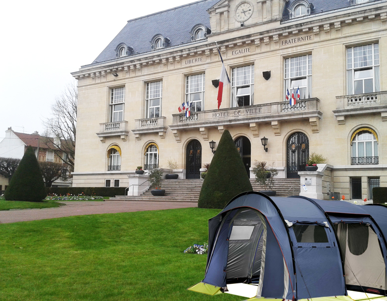 Une tente a été plantée aujourd'hui dans les jardins de l'hôtel de ville. | (C) 93600INFOS/Alexandre Conan
