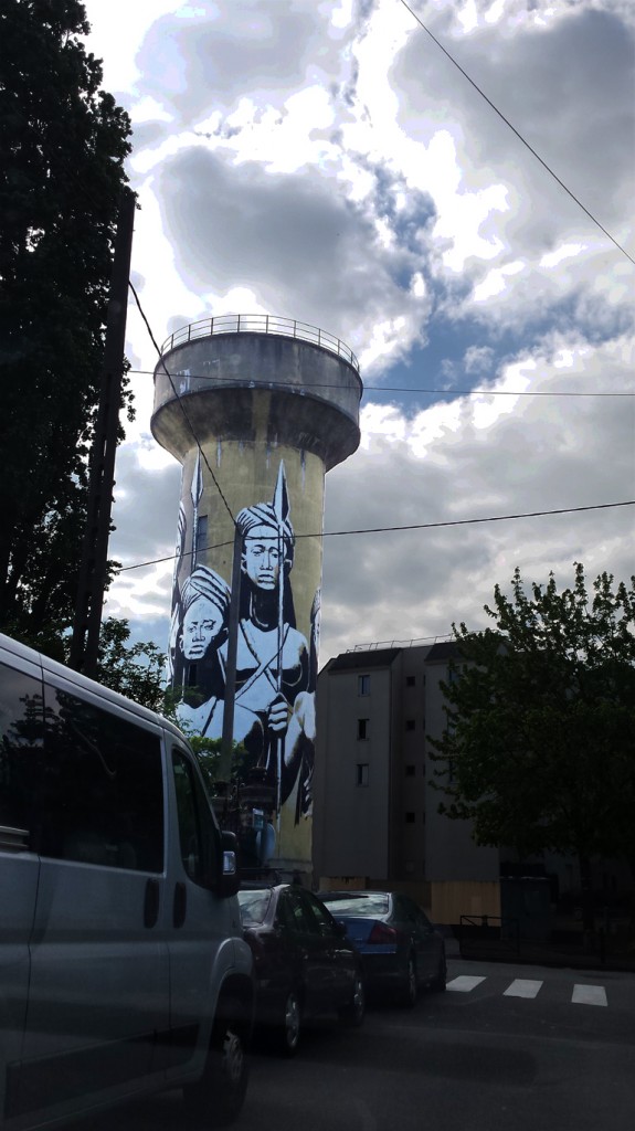 Une fresque sur le thème de l'eau a été réalisée à l'entrée de la ville sur l'un des vestiges de l'usine d'Ideal Standard. | (C) 93600INFOS/Alexandre Conan