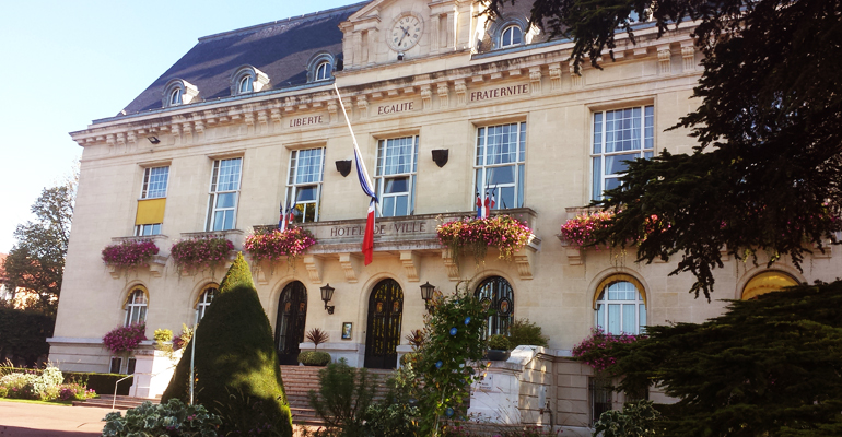Sept drapeaux tricolores ont été mis en berne sur le fronton de la mairie d'Aulnay-sous-Bois en hommage à l'otage assassiné. | (C) 93600INFOS / Alexandre Conan