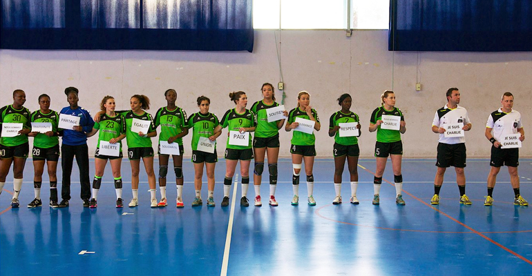 Les joueuses ont apporté leur soutien aux victimes des attentats de la semaine précédente avant d'entamer la rencontre ce dimanche. | (C) Aulnay Handball