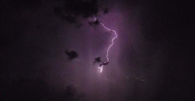 Un éclair dans le ciel aulnaysien en juin 2014. | (C) Alexandre Conan / 93600INFOS