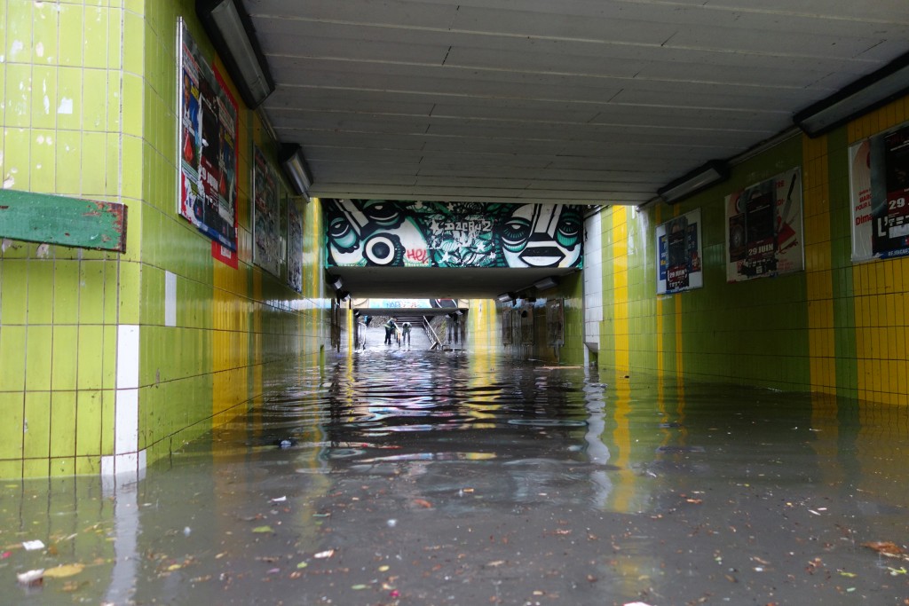 La soirée du 19 Juin 2013 a traumatisé de nombreux habitants de par les fortes précipitations tombées sur la ville en moins de vingt minutes comme ici dans le souterrain de la gare RER d'Aulnay-sous-Bois. | (CC) Petit Louis