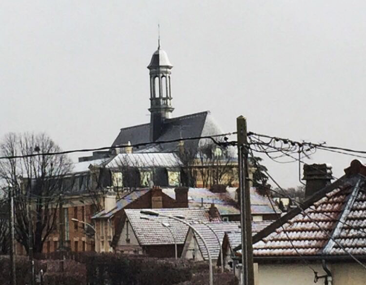 L'Hôtel de ville d'Aulnay-sous-Bois recouvert d'un fin manteau neigeux cet après-midi. | © DR
